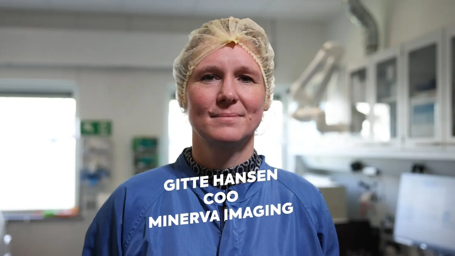 Billede en medarbejder fra Minerva Imaging og en robot